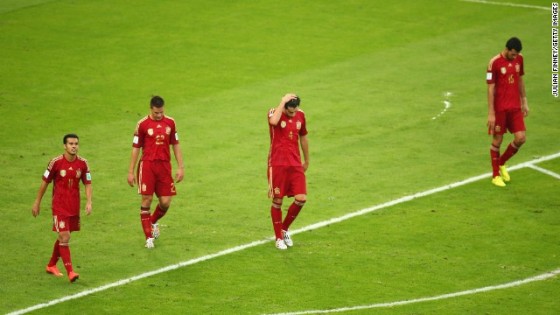 From left, Spanish players Pedro, Cesar Azpilicueta, Javi Martinez and Sergio Ramos react after Chile scored to take a 2-0 lead Foto: Courtesy of CNN