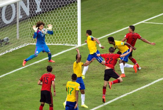 Mexico goalkeeper Guillermo Ochoa sensationally kept Brazil at bay to earn Mexico a 0-0 in World Cup Group A in Fortaleza on Tuesday Foto: Getty Images