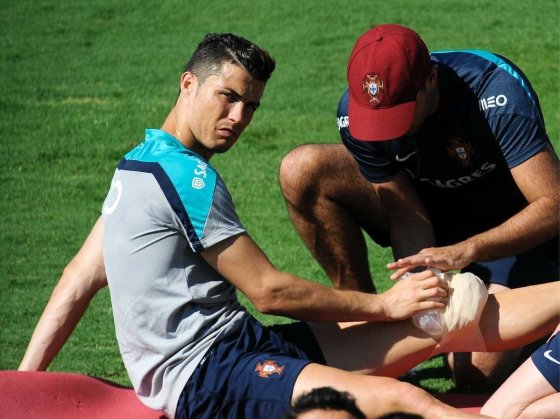 One of soccer's most respected knee surgeons told Cristiano Ronaldo that continuing to play on his injured knee is career-threatening, according to El Confidential